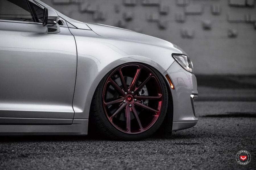 Детали экстерьера Lincoln MKZ on Vossen Wheels (CG-203) 2017 года  (фото 13 из 30)